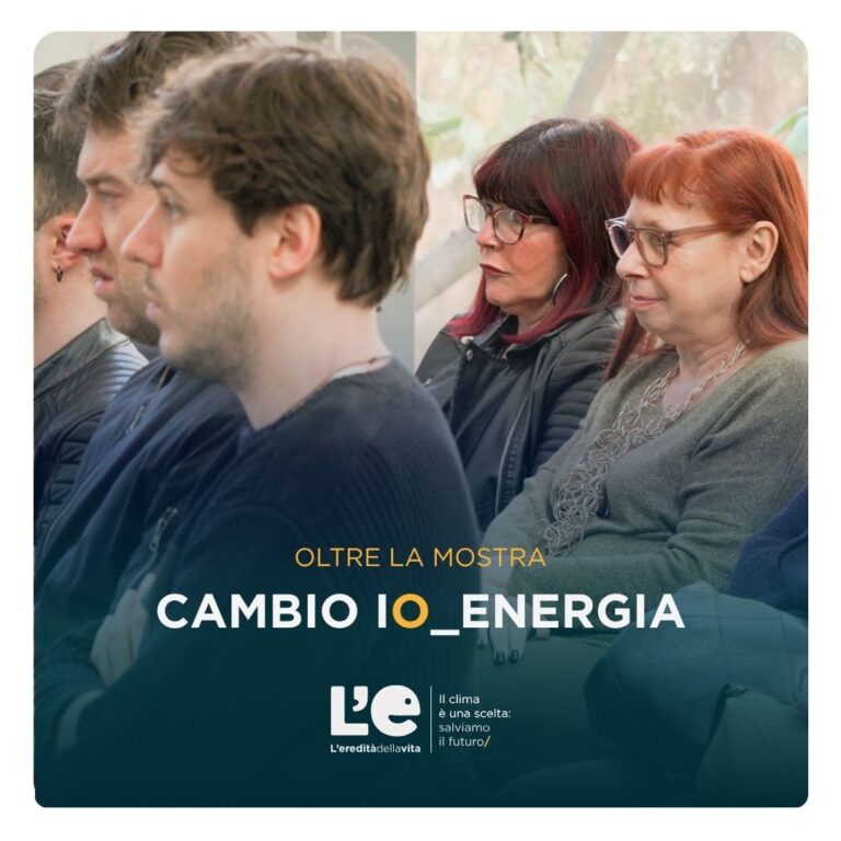 Immagine di copertina blog. Delle persone riprese a mezzo busto e di lato seguono con attenzione una conferenza. Sull'immagine c'è la scritta "Oltre la mostra. Cambio io_energia"