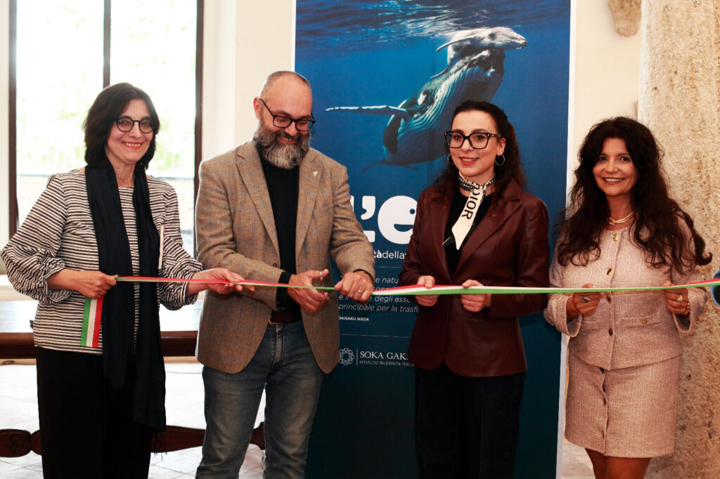 Taglio del nastro durante l'inaugurazione della mostra L'eredità della vita presso Domus Pauperum a Perugia