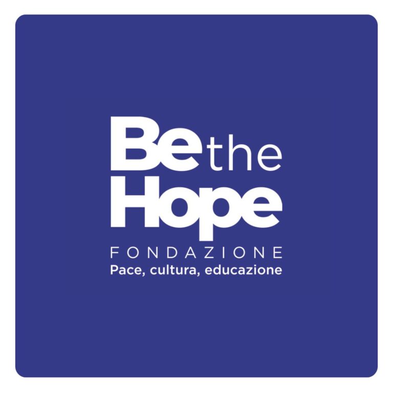 Logo della Fondazione "Be The hope" su uno sfondo blu. Sul logo è presente la scritta "pace, cultura, educazione"