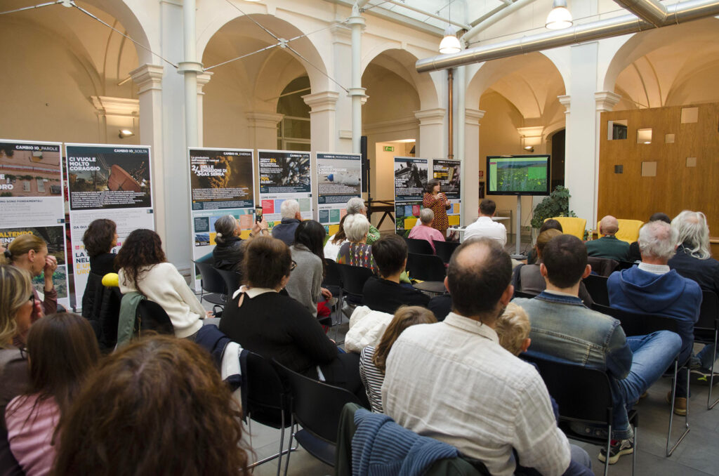 Persone di spalle ascoltano una conferenza