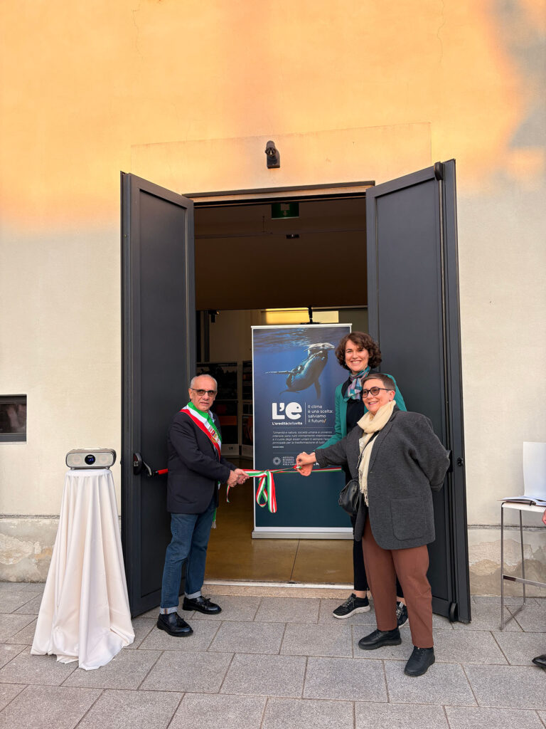 Taglio del nastro tricolore davanti all’ingresso della mostra “L’eredità della vita” a Marcallo con Casone. Nella foto il sindaco di Marcallo con Casone