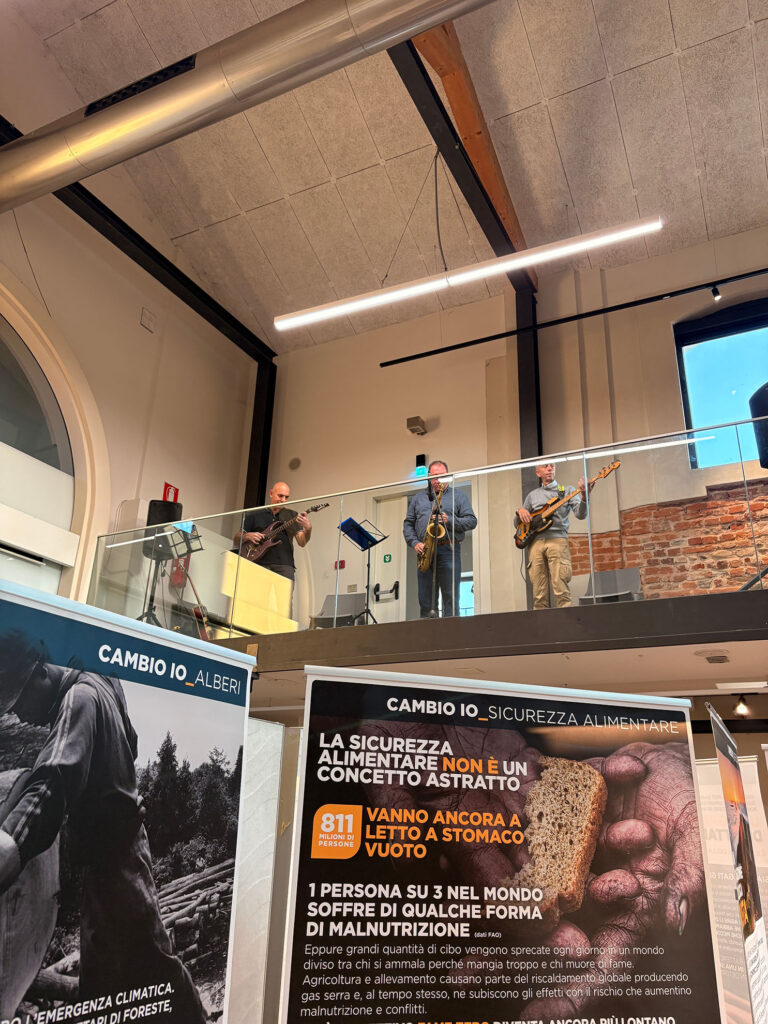 Un trio musicale suona su una balconata durante l’inaugurazione della mostra “L’eredità della vita” a Marcallo con Casone.