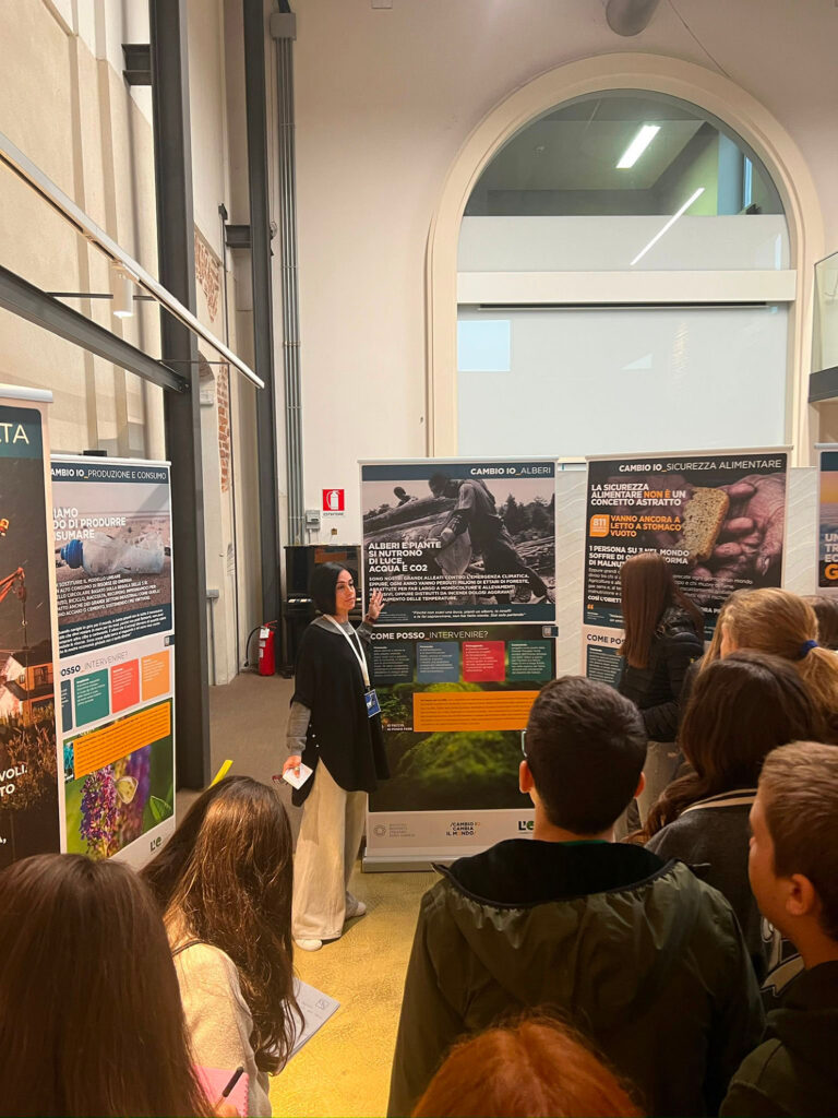 Una guida illustra ai visitatori i contenuti dei pannelli della mostra “L’eredità della vita” esposta nella Sala San Marco di Marcallo con Casone.