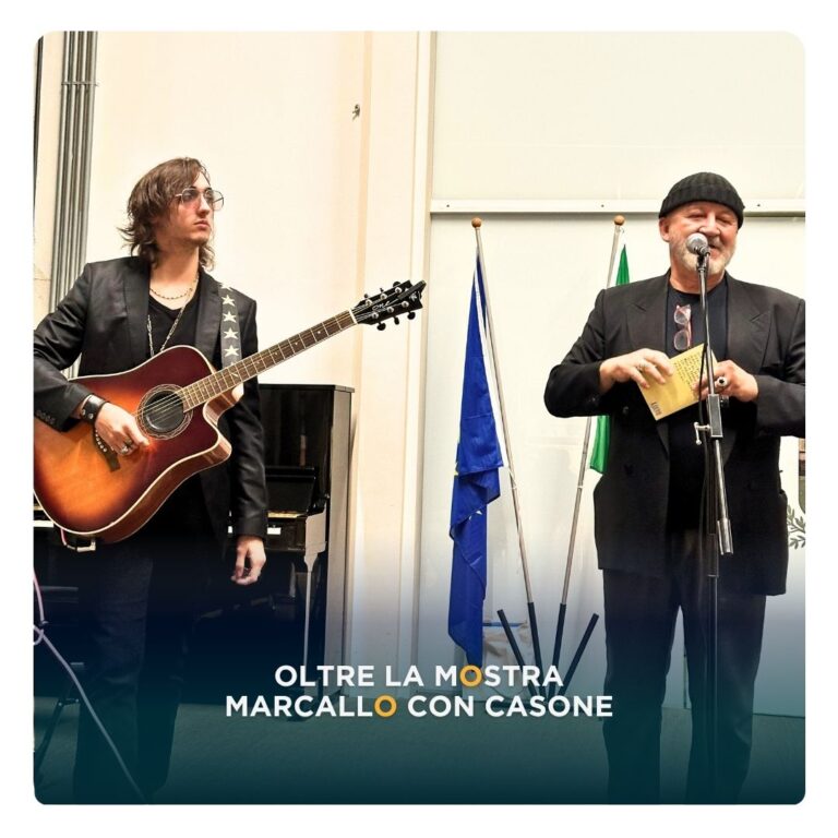 Un musicista con chitarra acustica e un uomo al microfono aprono l’evento della mostra “L’eredità della vita” a Marcallo con Casone.