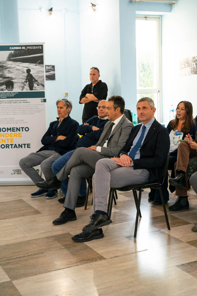 Partecipanti seduti assistono agli interventi durante l’inaugurazione della mostra “L’eredità della vita” a Guidonia Montecelio. Tra i presenti il Sindaco di Guidonia Mauro Lombardo.