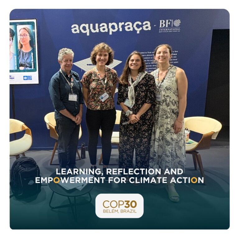 quattro relatori del panel “Learning, Reflection and Empowerment for Climate Action” posano insieme davanti allo spazio AquaPraça alla COP30 di Belém.