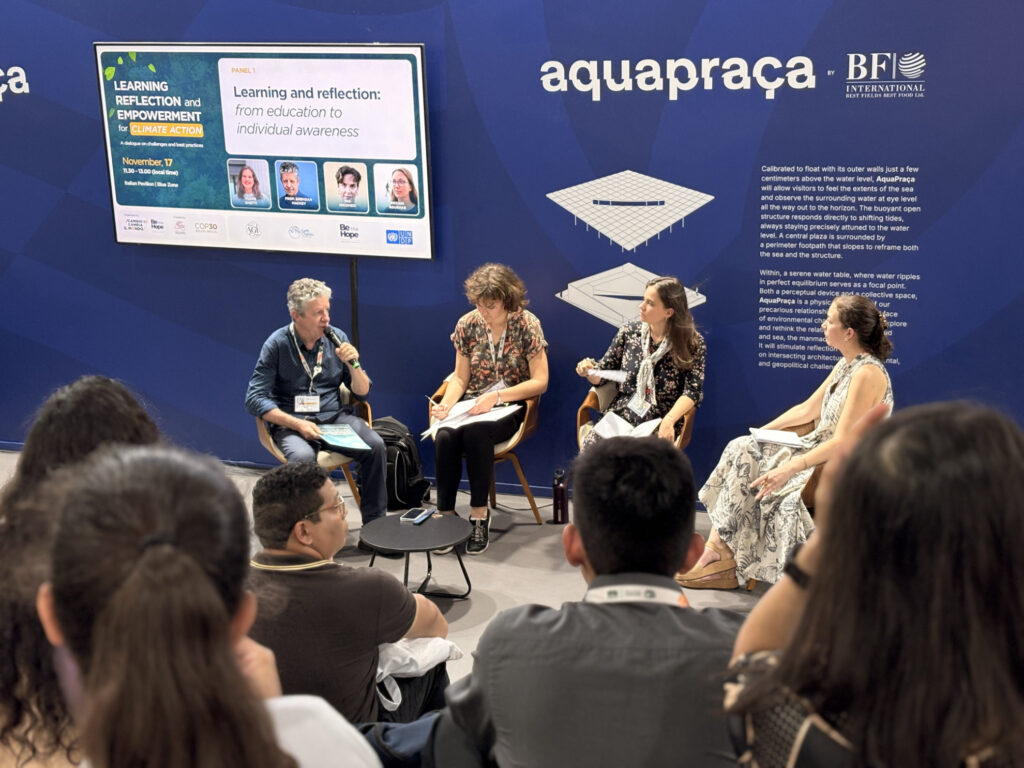 Pubblico di spalle ascolta i relatori che discutono di educazione e consapevolezza climatica nel panel “Learning and Reflection: from education to individual awareness” alla COP30 di Belém.