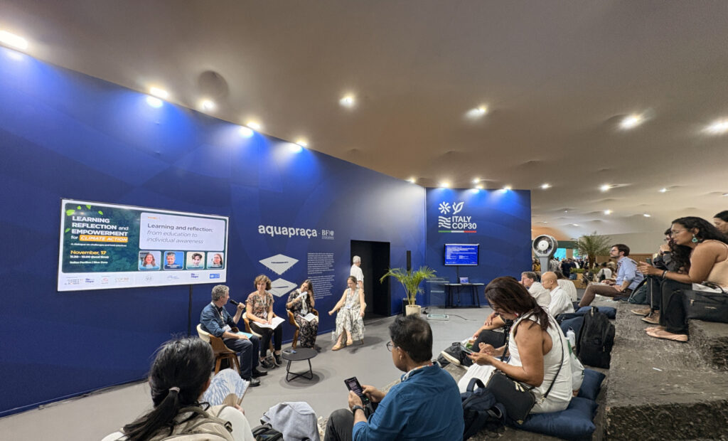 Veduta ampia del padiglione durante il panel “Learning and Reflection: from education to individual awareness” al padiglione Italia, COP30.