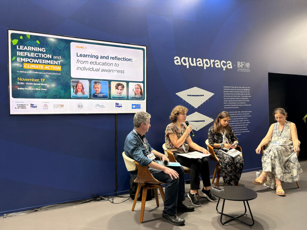 Il pubblico assiste al panel “Learning, Reflection and Empowerment for Climate Action” all’interno del padiglione Italiano alla COP30 di Belém.