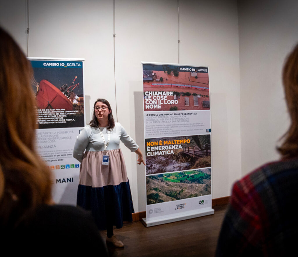 Guida della mostra presenta i contenuti di due pannelli informativi dedicati ai temi della crisi climatica.