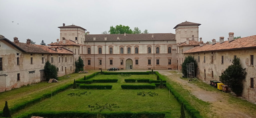 Castelletto di Branduzzo visto da fuori. Facciata con un grande prato davanti