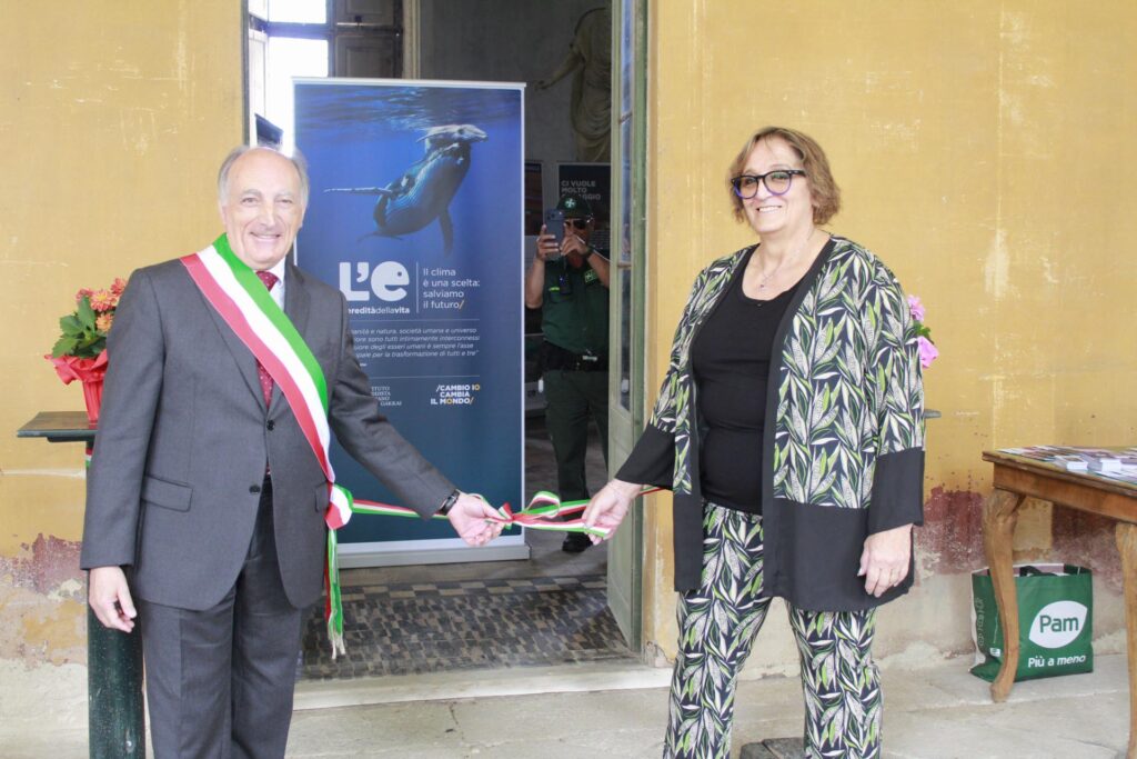 Autorità locali inaugurano simbolicamente la mostra davanti all’ingresso.