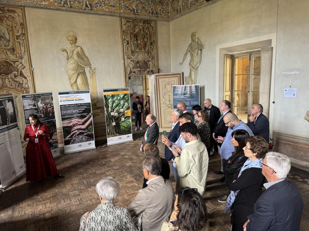 Vista dall’alto della visita guidata nella sala della mostra “L’eredità della vita”.