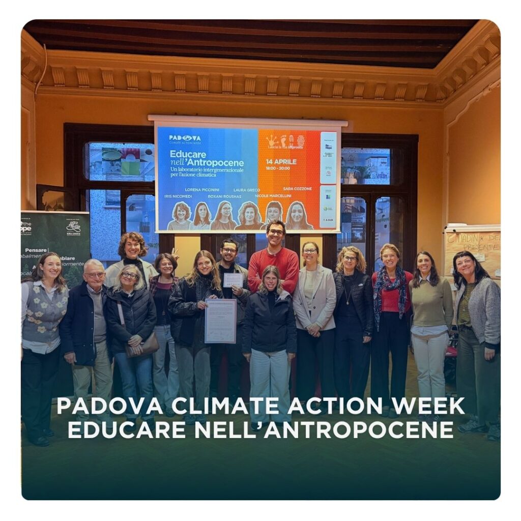 Gruppo di partecipanti all’evento “Educare nell’Antropocene” durante la Padova Climate Action Week, riunite davanti allo schermo con il programma dell’iniziativa.