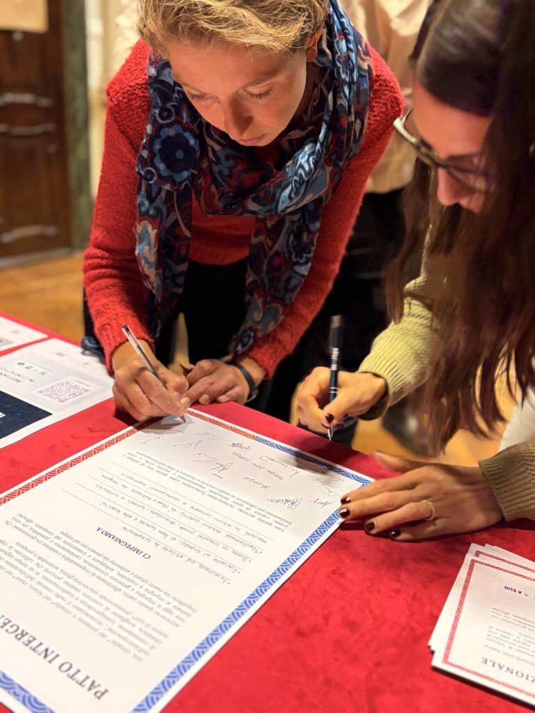 Firma simbolica del Patto Intergenerazionale al termine dell’attività laboratoriale.