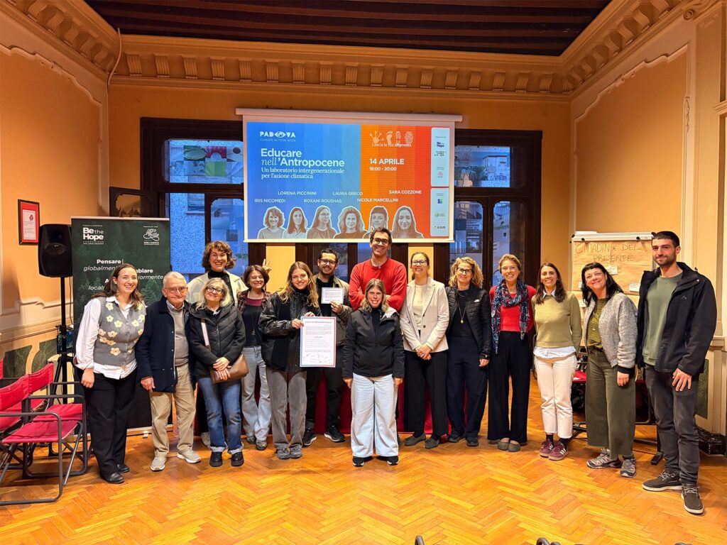 Foto di gruppo conclusiva dell’evento “Educare nell’Antropocene” durante la Padova Climate Action Week.
