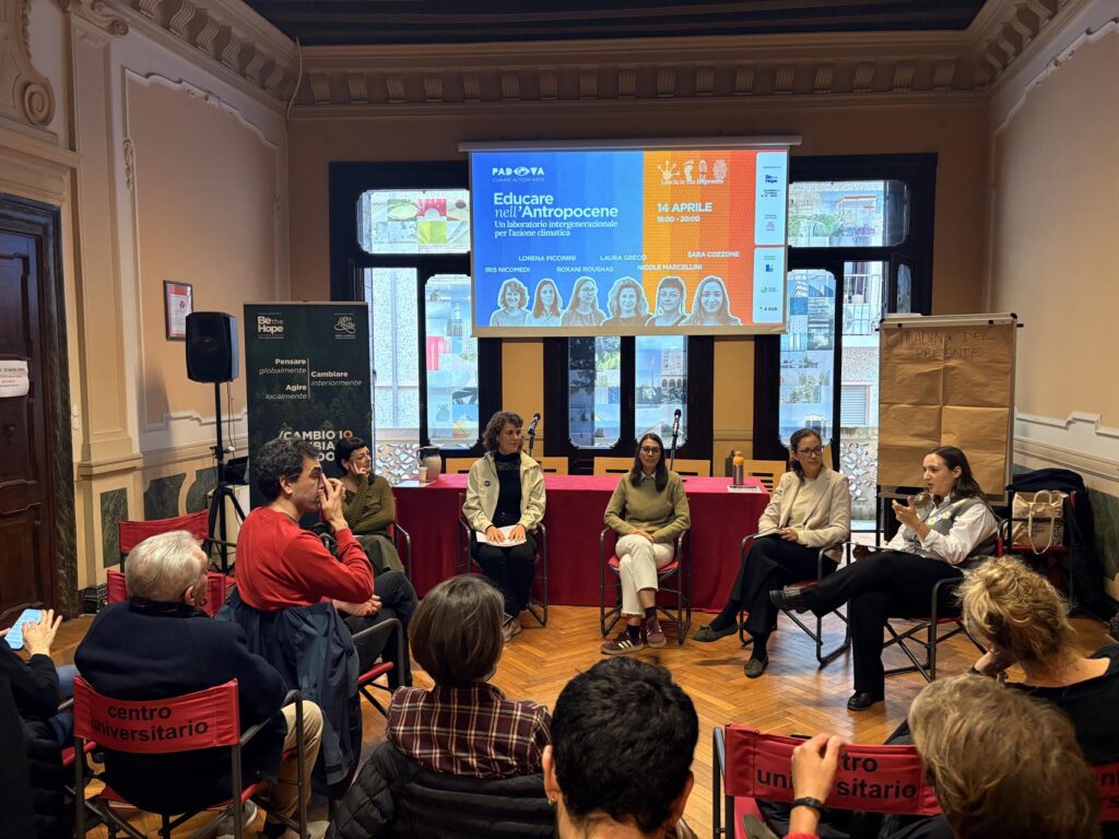 Momento di dialogo collettivo durante il laboratorio intergenerazionale dedicato all’azione climatica e alla cittadinanza attiva.