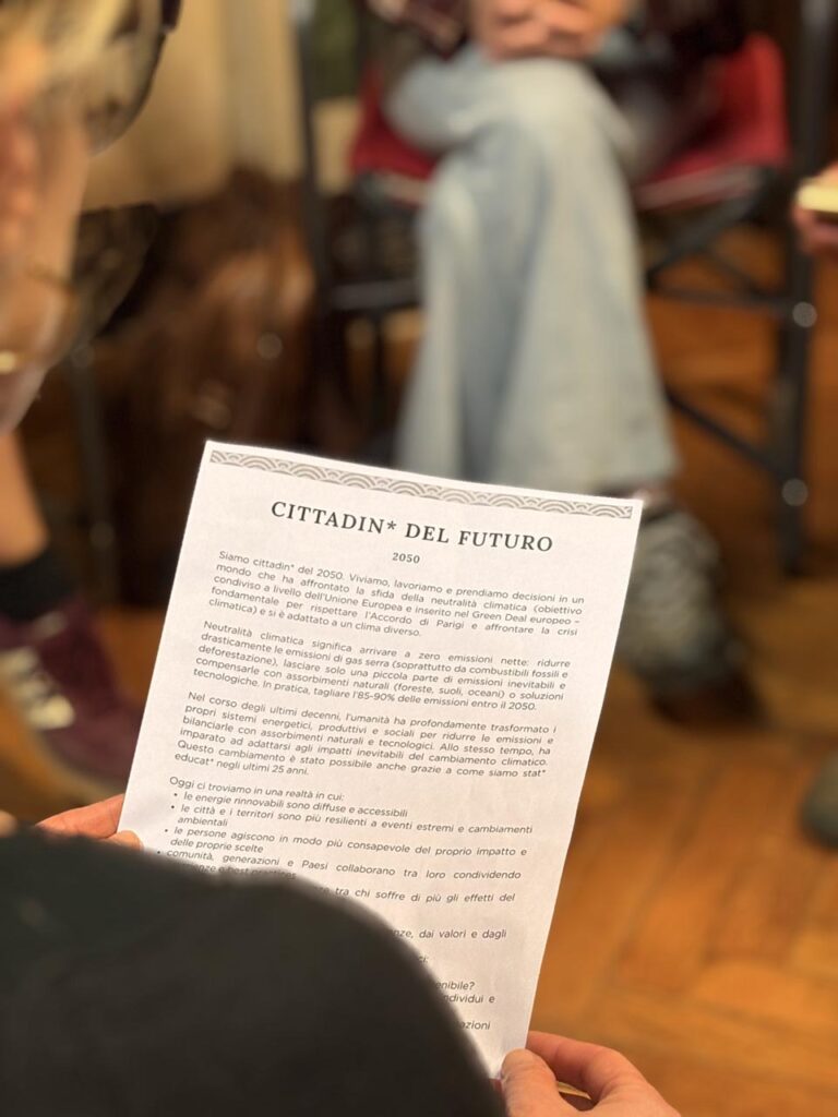 Una partecipante legge il materiale “Cittadin* del futuro”, utilizzato come spunto di riflessione durante il laboratorio.