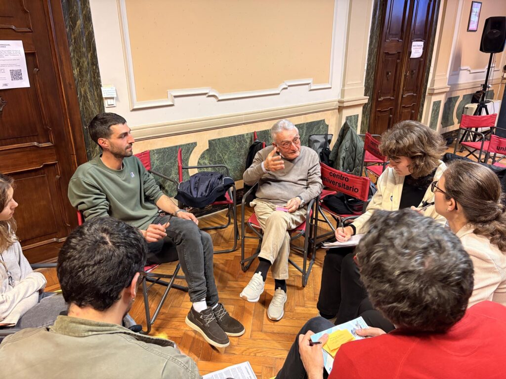 Partecipanti raccolgono idee e parole chiave sul pannello “Cittadin* del presente”.