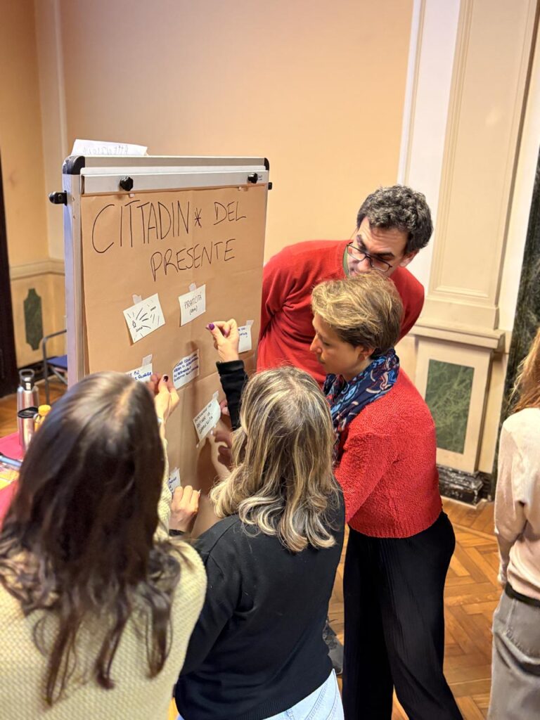 Confronto collettivo davanti al pannello “Cittadin* del futuro”, con riflessioni condivise sui cambiamenti necessari.